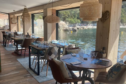 salle du resto la calanque et sa vue sur l'anse magaud 