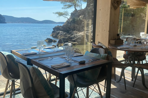 table les pieds dans l'eau resto la calanque Toulon